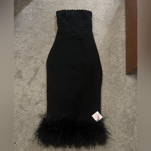Elegant Black Feather-Trimmed Dress - Picture 1 of 2